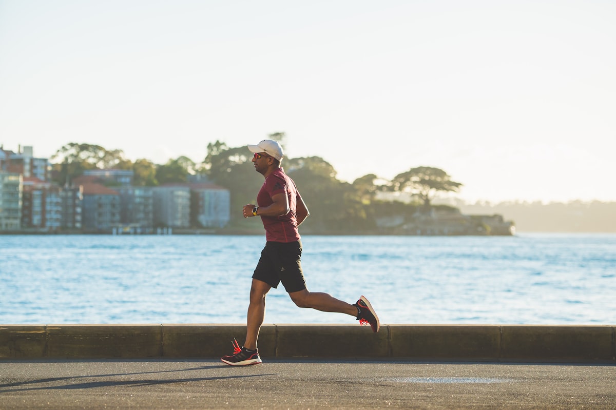 Personne en train de faire du jogging régulièrement